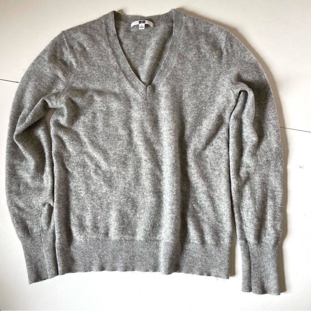 Uniqlo Light Gray V-Neck Cashmere Sweater